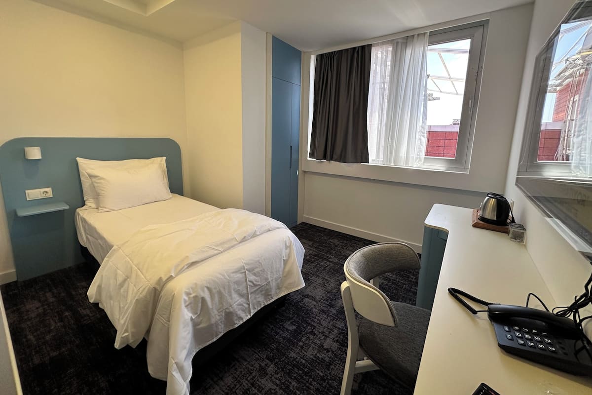 Habitación individual, vista a la ciudad | Escritorio, espacio para trabajar con laptop y wifi gratis