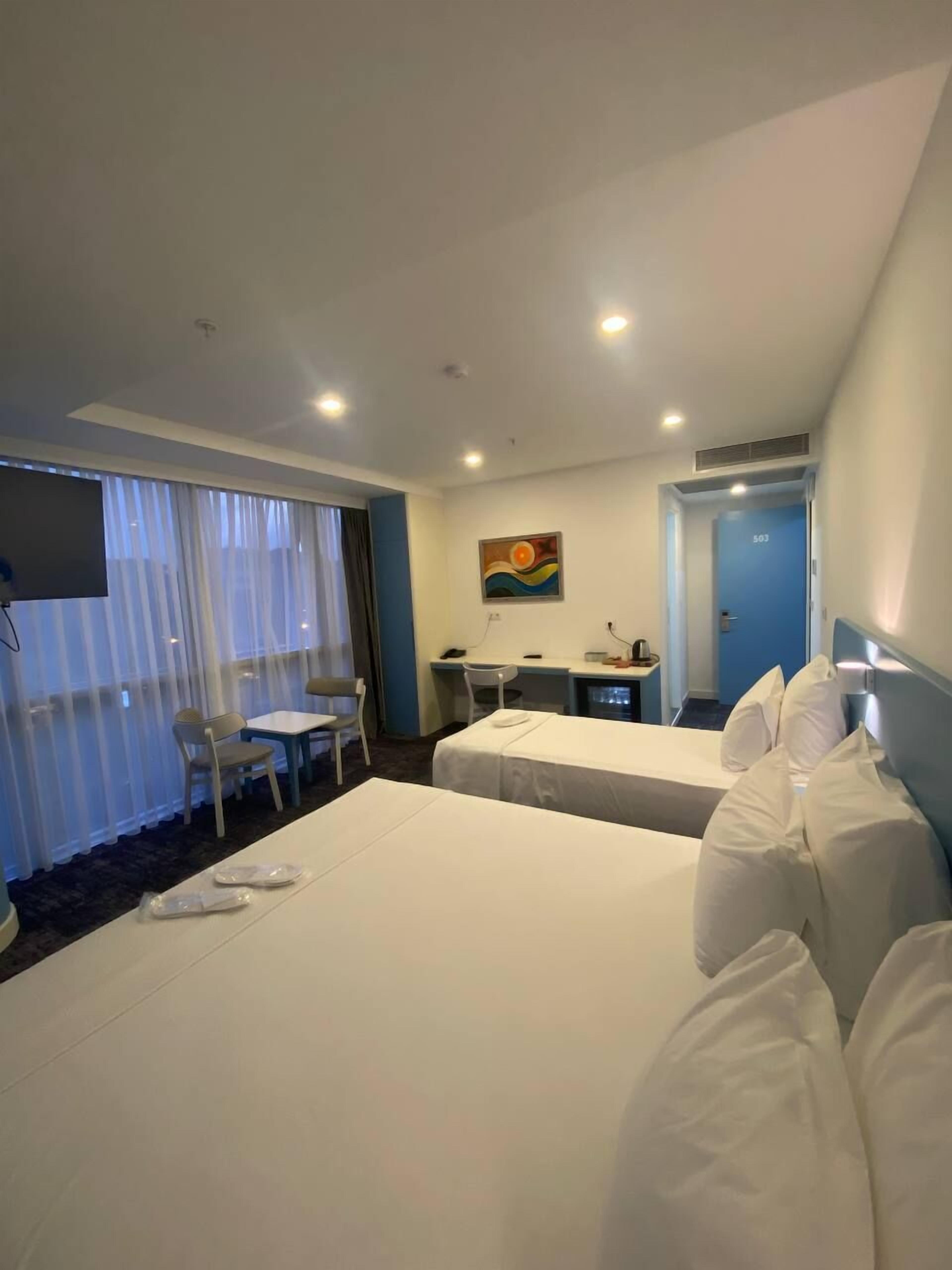 Bureau, espace de travail pour ordinateur portable, Wi-Fi gratuit