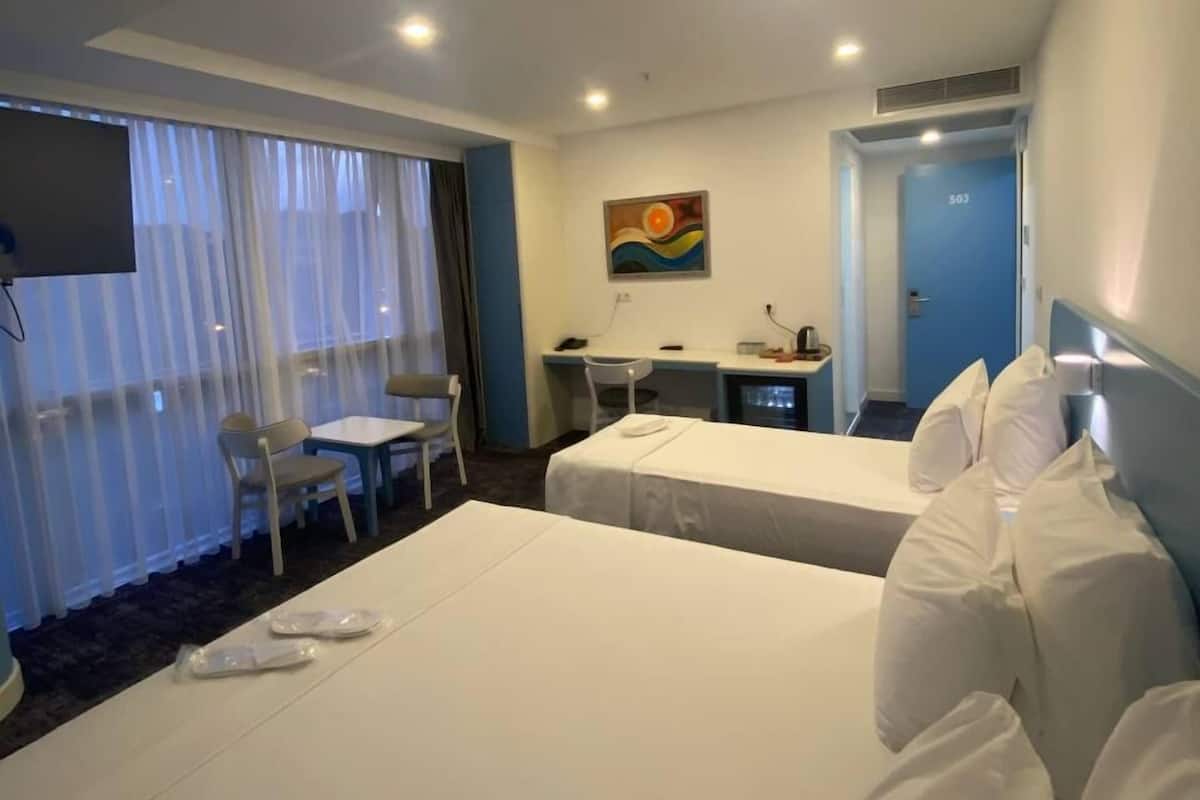 Bureau, espace de travail pour ordinateur portable, Wi-Fi gratuit