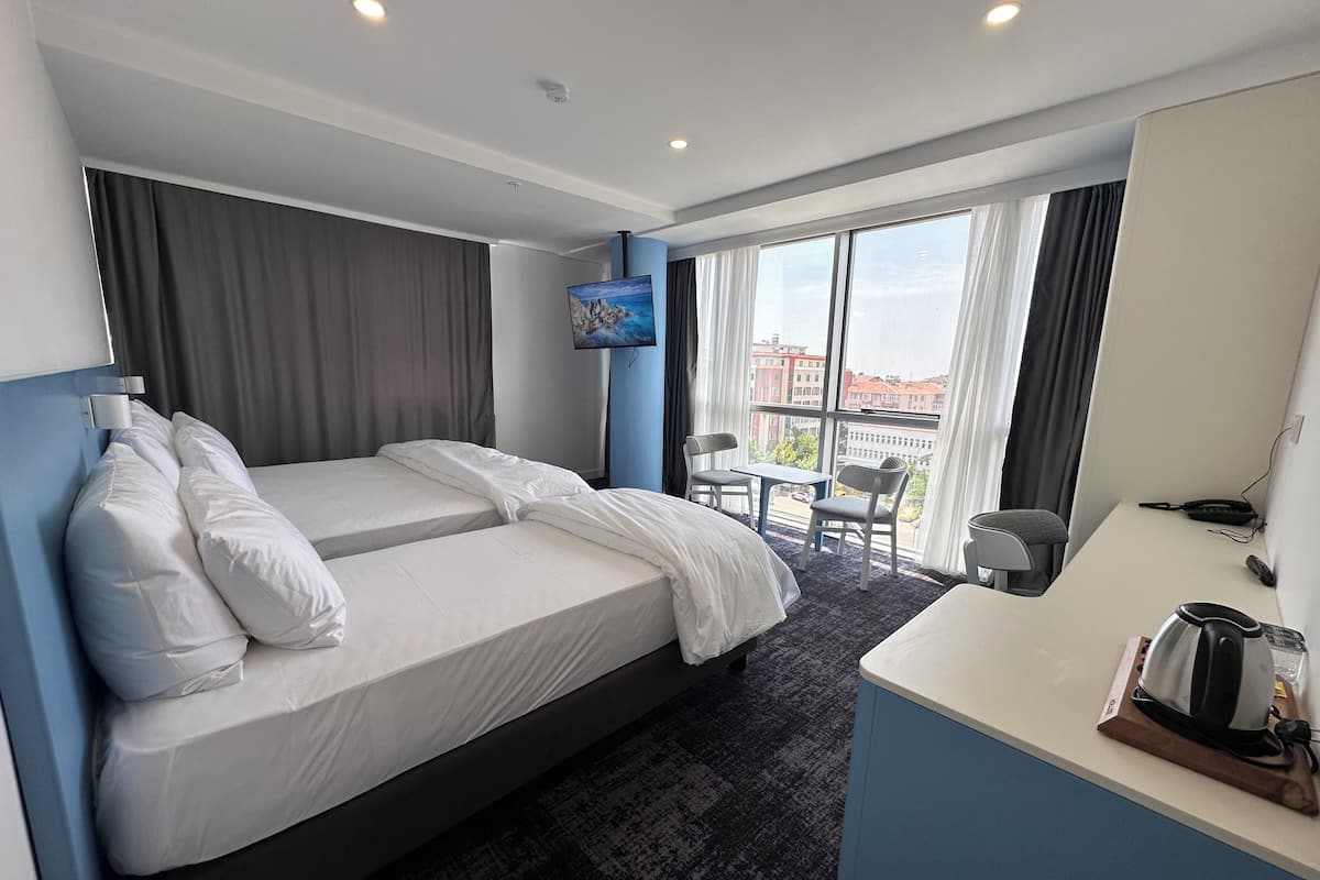 Habitación triple familiar, vista a la ciudad | Escritorio, espacio para trabajar con laptop y wifi gratis