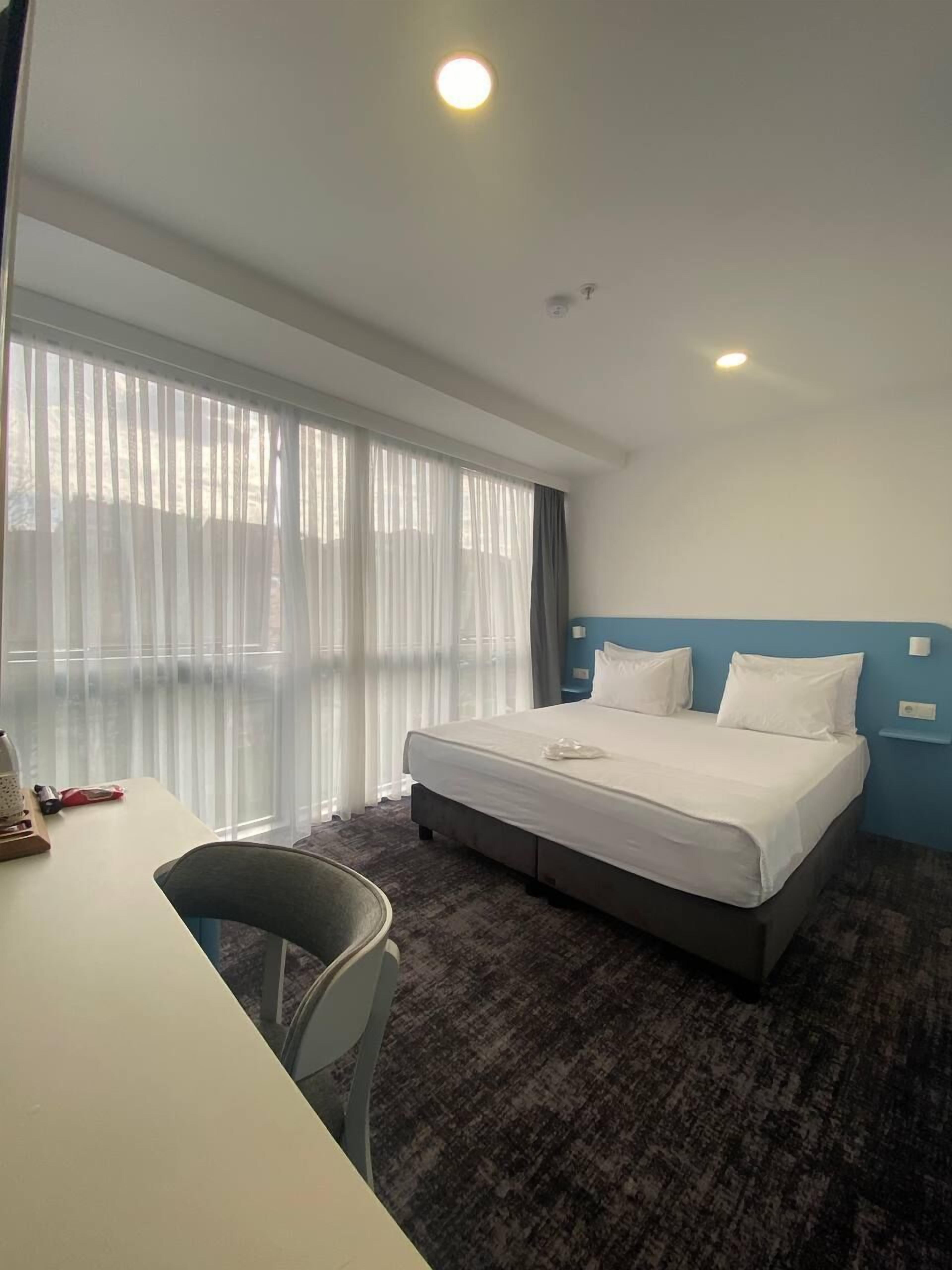 Bureau, espace de travail pour ordinateur portable, Wi-Fi gratuit