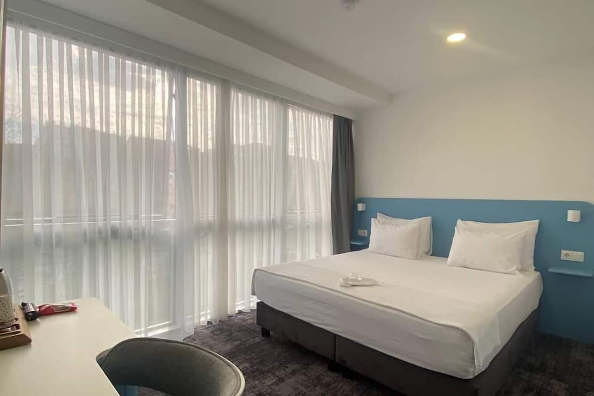 Bureau, espace de travail pour ordinateur portable, Wi-Fi gratuit