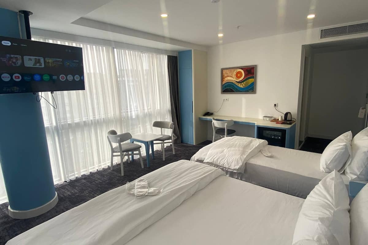 Tremannsrom – familie, byutsikt | Skrivebord, skrivebord for bærbar PC og wi-fi (inkludert)