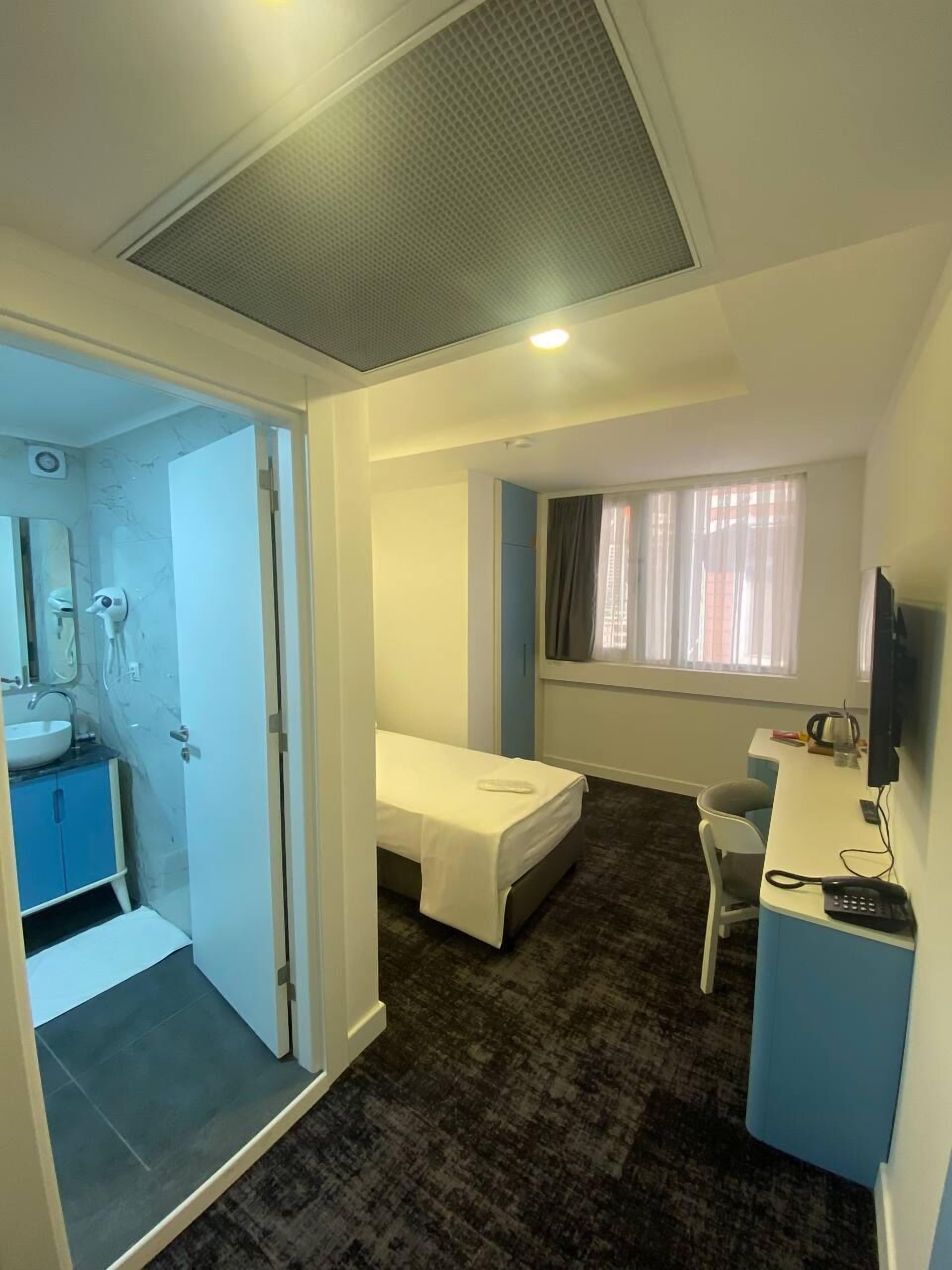 Eenpersoonskamer, uitzicht op de stad | Een bureau, een laptopwerkplek, gratis wifi