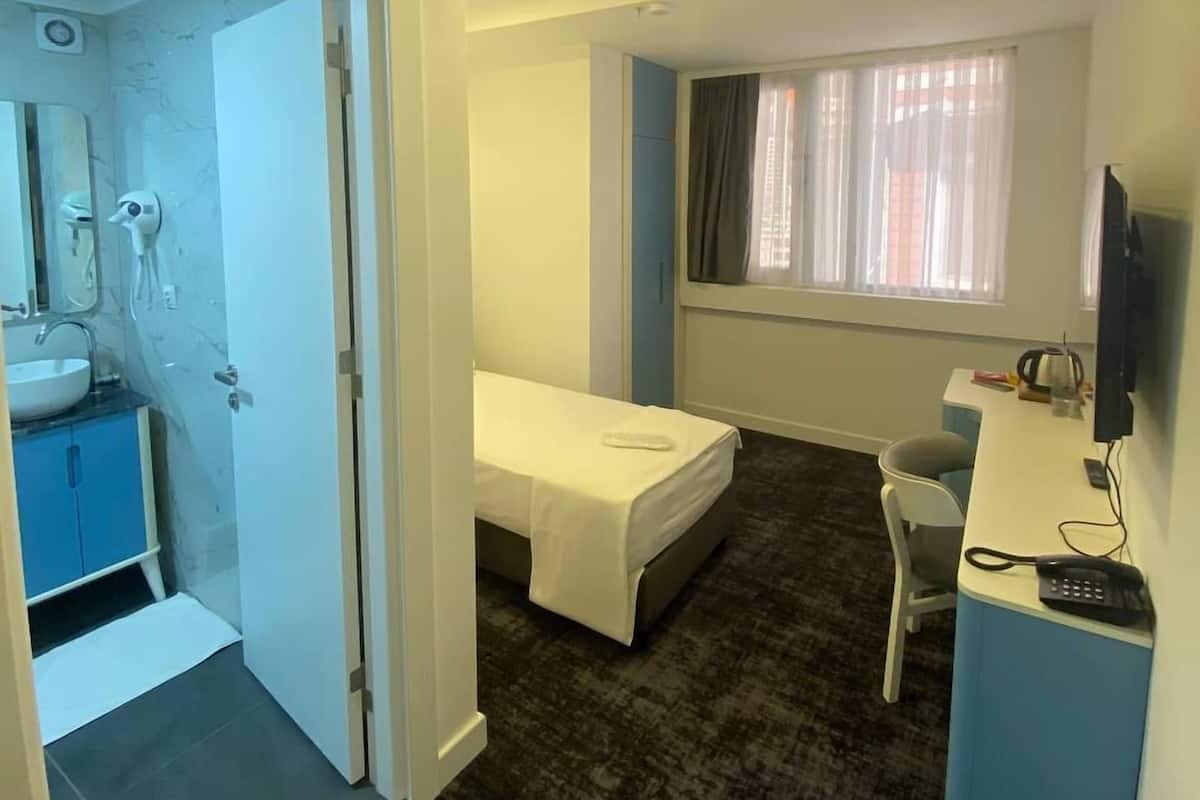 Enkeltrom, byutsikt | Skrivebord, skrivebord for bærbar PC og wi-fi (inkludert)