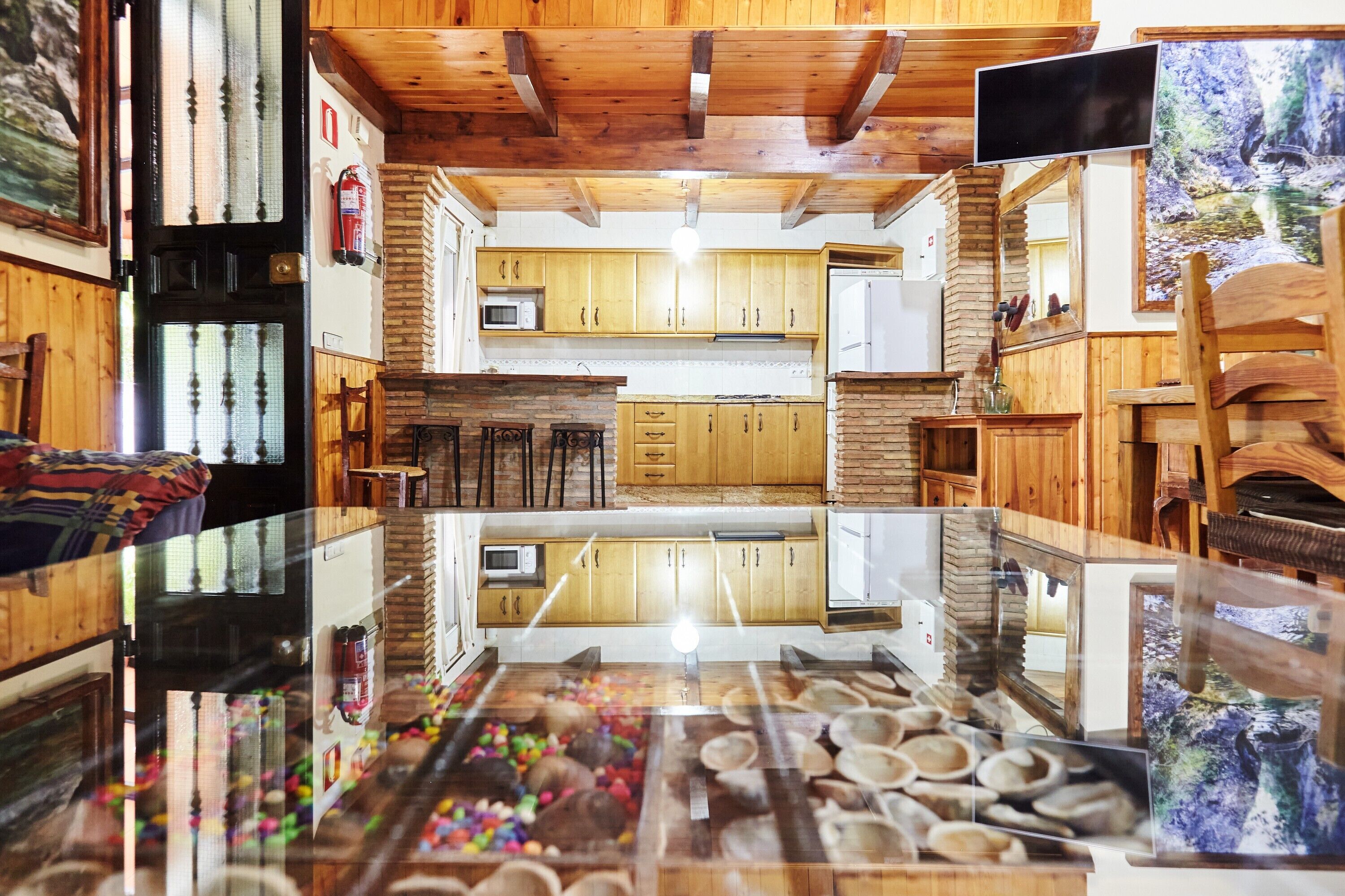 Mikroaaltouuni, uuni, liesi, kahvin-/teenkeitin