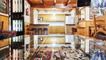 Mikroaaltouuni, uuni, liesi, kahvin-/teenkeitin