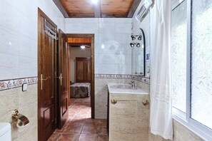 Suihku, hiustenkuivaaja, pyyhkeet