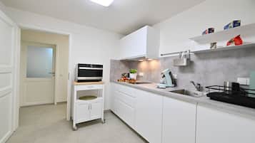 Geladeira, micro-ondas, fogão, cooktop