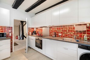 Kühlschrank, Mikrowelle, Ofen, Herdplatte