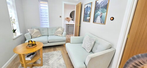 Stylish 3BR Entire Home | Full Kitchen + Lounge | Sleeps 6