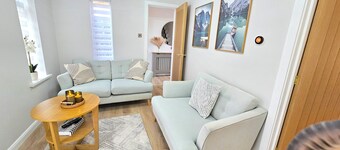 Stylish 3BR Entire Home | Full Kitchen + Lounge | Sleeps 6