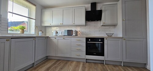 Stylish 3BR Entire Home | Full Kitchen + Lounge | Sleeps 6