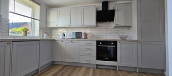 Stylish 3BR Entire Home | Full Kitchen + Lounge | Sleeps 6