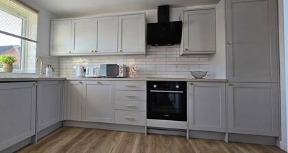 Stylish 3BR Entire Home | Full Kitchen + Lounge | Sleeps 6