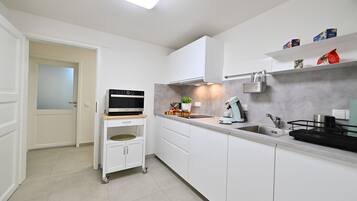 Geladeira, micro-ondas, fogão, cooktop