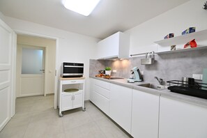 Kühlschrank, Mikrowelle, Ofen, Herdplatte