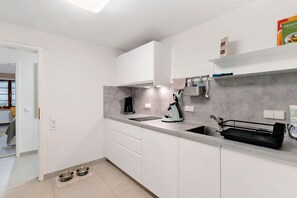 Kühlschrank, Mikrowelle, Ofen, Herdplatte