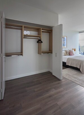 3 makuuhuonetta, työpöytä, silitysrauta/-lauta, vauvan matkasänky