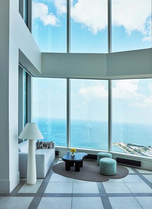 Fernseher, Tischfußball, Stereoanlage, Arbeitsbereiche