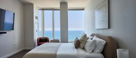 2 間睡房、書桌、熨斗/熨衫板、可攜式嬰兒床