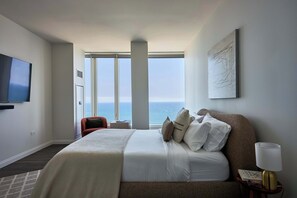 2 sovrum, skrivbord, strykjärn/strykbräda och resesäng