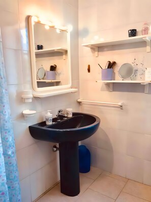 Shower, hair dryer, towels - Holiday Home 'On The Sea Fenicottero' with Sea View, Private Terrace and Private Garden (S'Ena e Sa Chitta)