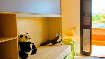 4 bedrooms, iron/ironing board, bed sheets