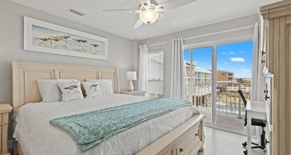 This condominium is a 3 bedroom(s), 2 bathrooms, located in Mexico Beach, FL.