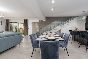 客室内のダイニングエリア