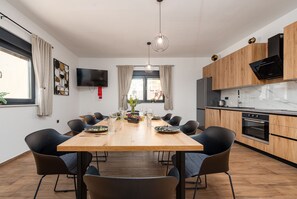 Mikrowelle, Geschirrspüler, Wasserkocher mit Kaffee-/Teezubehör