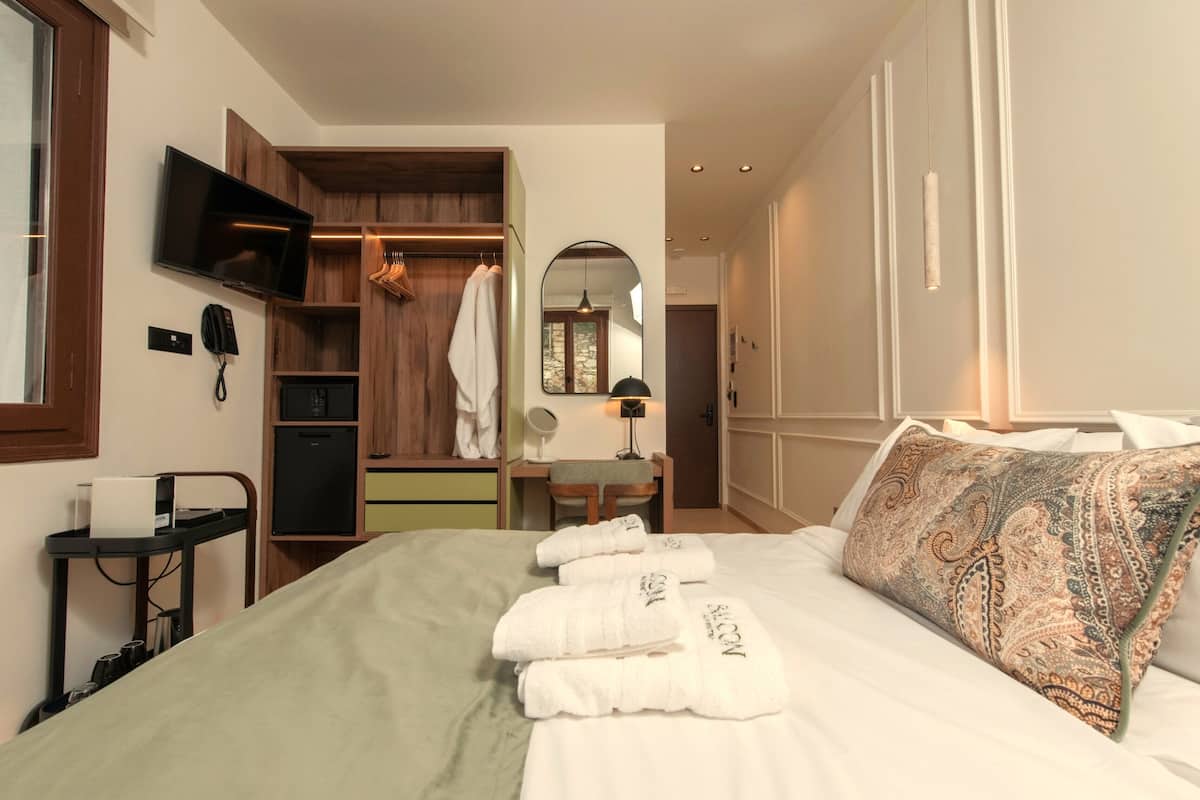 In-room safe, soundproofing, iron/ironing board, free WiFi