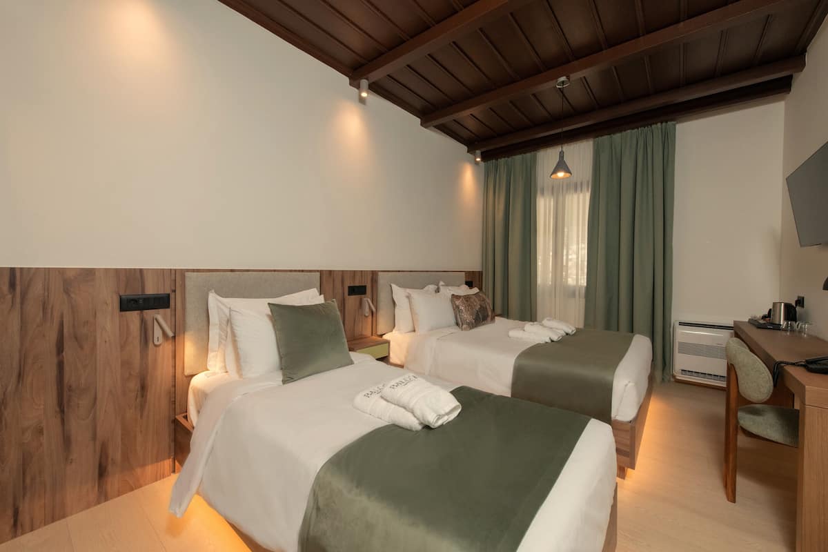 In-room safe, soundproofing, iron/ironing board, free WiFi