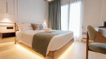 In-room safe, soundproofing, iron/ironing board, free WiFi