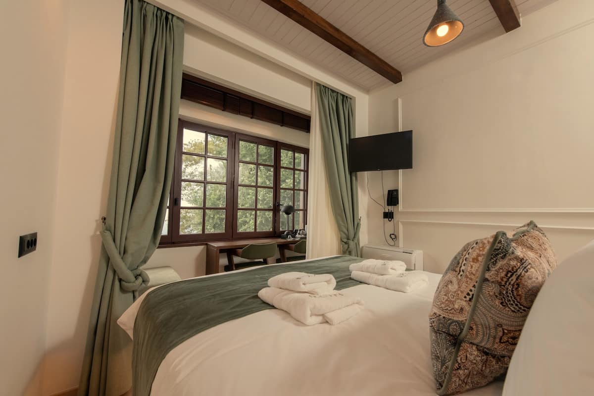 In-room safe, soundproofing, iron/ironing board, free WiFi