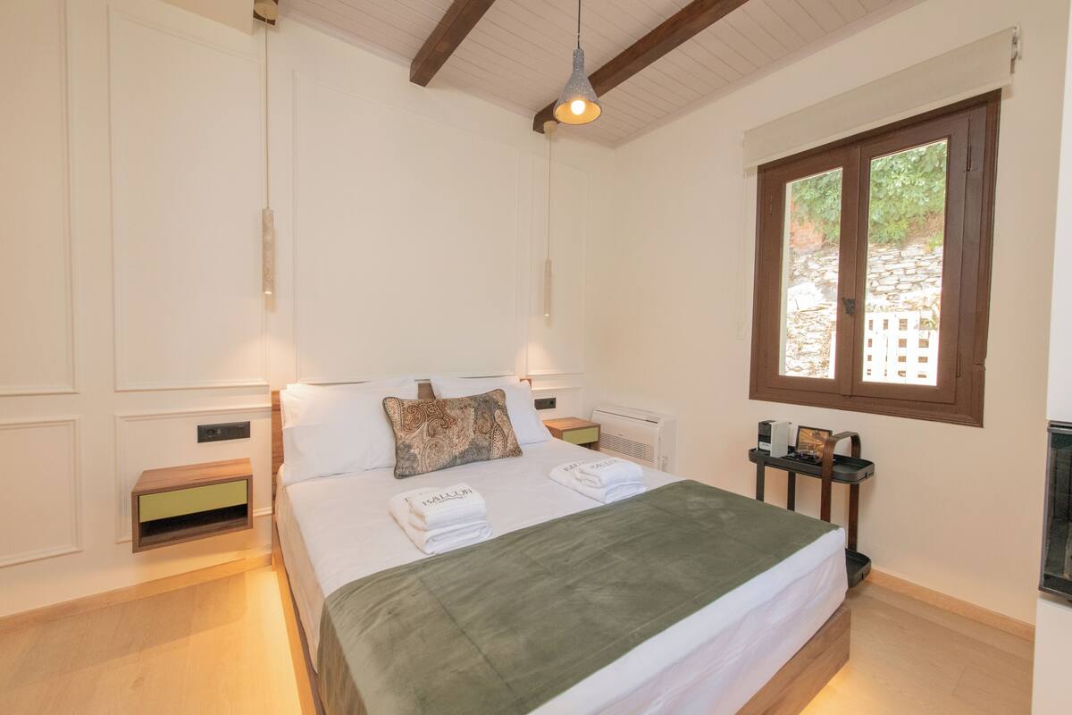 Deluxe Double Room | In-room safe, soundproofing, iron/ironing board, free WiFi