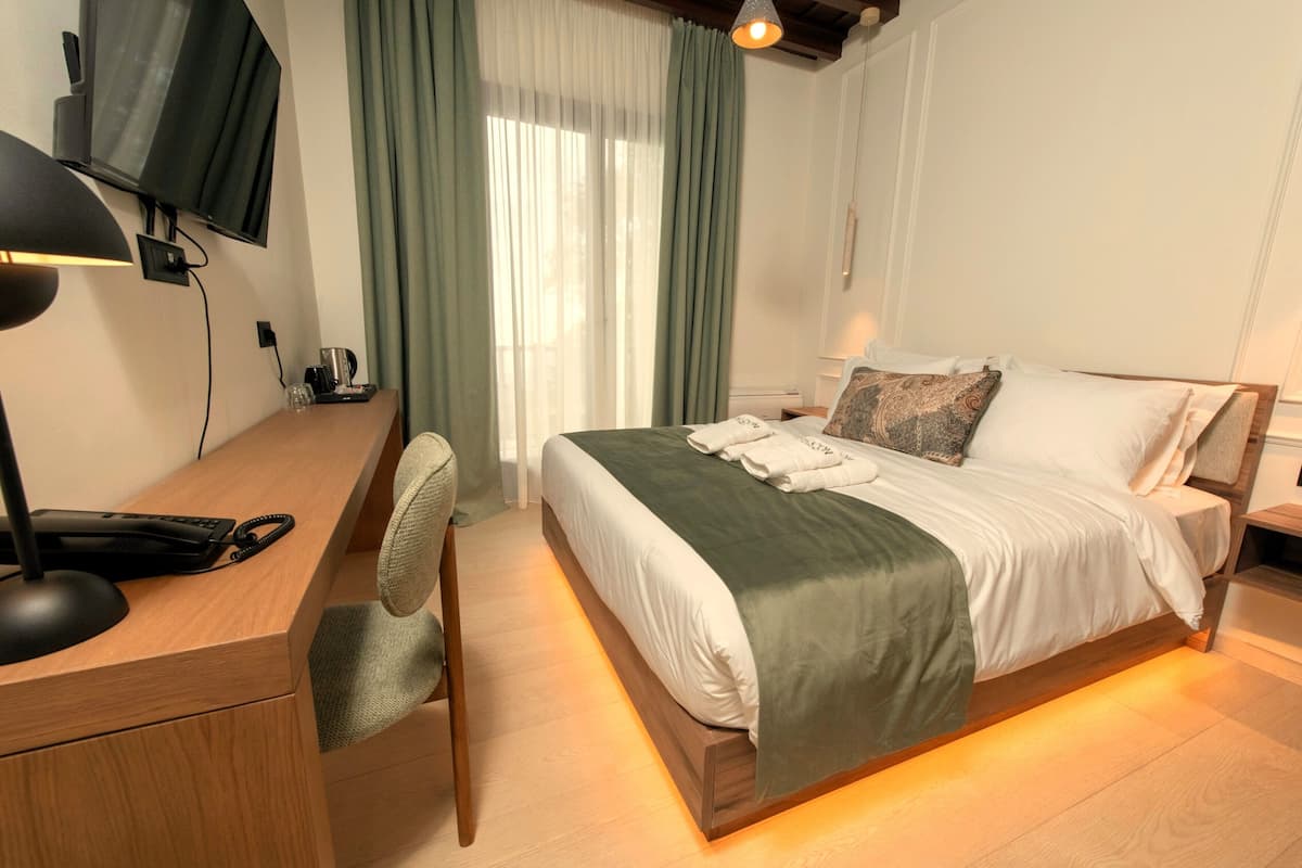 Superior Double Room | In-room safe, soundproofing, iron/ironing board, free WiFi