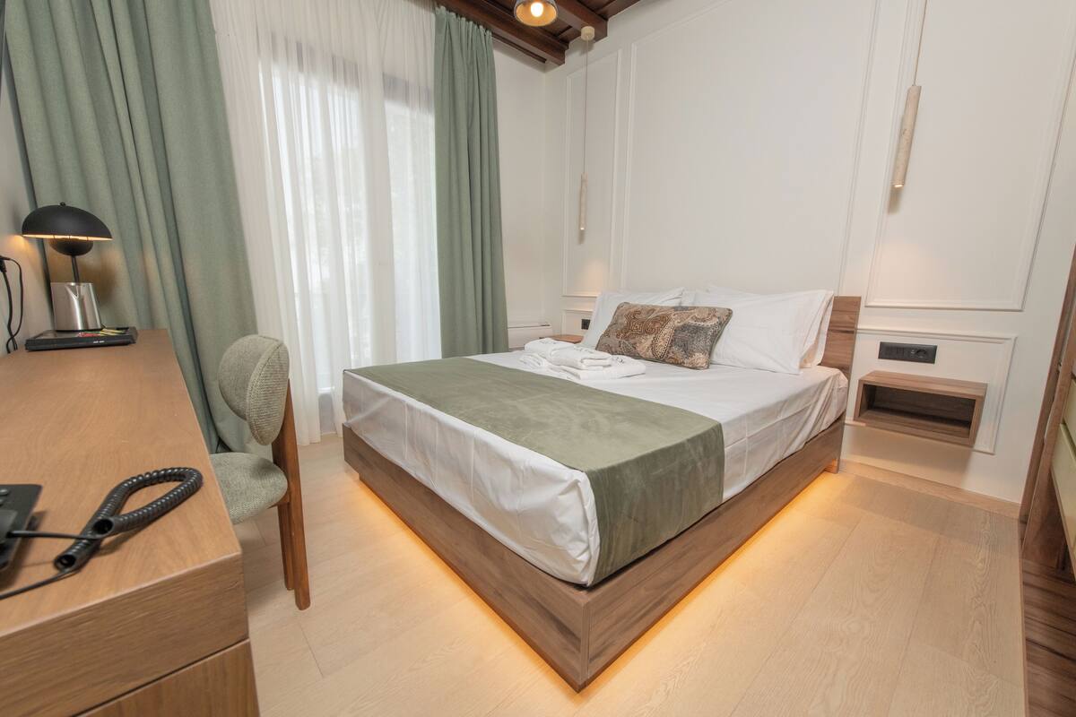 In-room safe, soundproofing, iron/ironing board, free WiFi