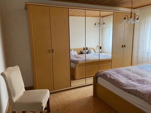 2 bedrooms, iron/ironing board, WiFi, bed sheets - Apartment 'Marie' with Shared Terrace and Wi-Fi (Loffenau)