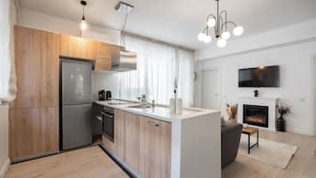 Black Mirror | Private kitchen | Full-size fridge, oven, stovetop, dishwasher