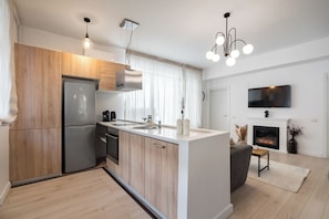 Apartamento, vistas al jardín | Cocina privada | Frigorífico grande, horno, placa de cocina y lavavajillas