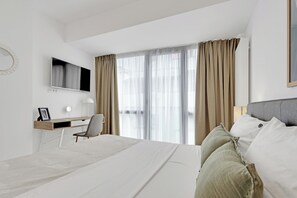 Hideout | Egyptian cotton sheets, premium bedding, desk, laptop workspace - Uphome Suites (Bucharest)