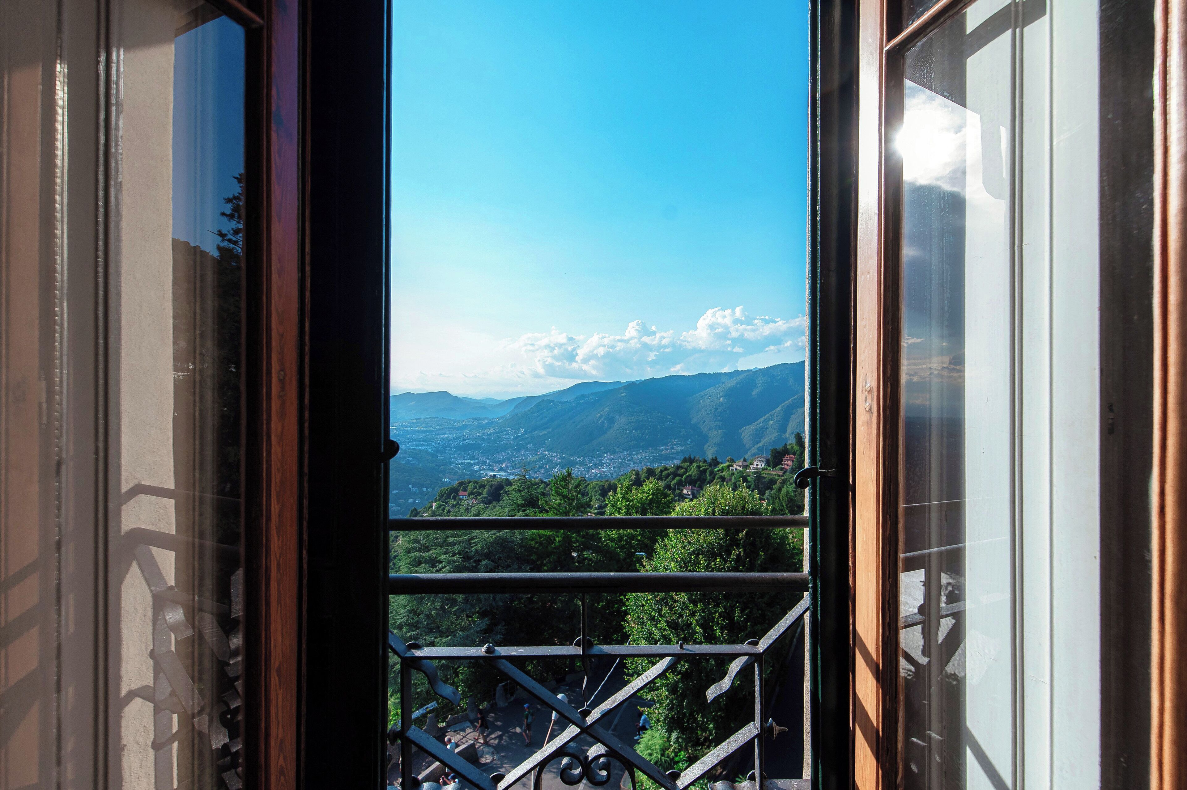 Een balkon met uitzicht op een bergachtig landschap.