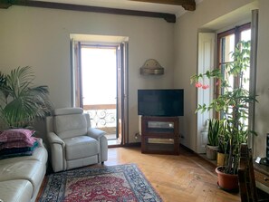 Télévision à écran plat de 32 pouces avec chaînes numériques