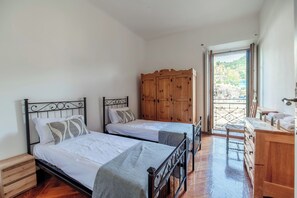 Appartement Classique, balcon, vue lac | Couette en duvet d'oie, fer et planche à repasser, Wi-Fi gratuit