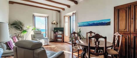 Classic Apartment, Balcony, Lake View | Living area