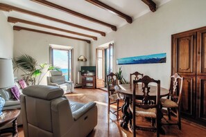 Appartement Classique, balcon, vue lac | Coin séjour | Télévision à écran plat de 32 pouces avec chaînes numériques