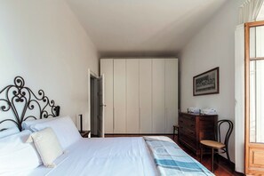 Apartament clàssic, balcó, vistes al llac | Cobrellits, planxa i posts de planxar, wifi gratuïta i roba de llit 
