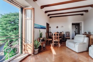 Classic Apartment, Balcony, Lake View | Living area