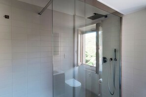 Classic Apartment, Balcony, Lake View | Bathroom